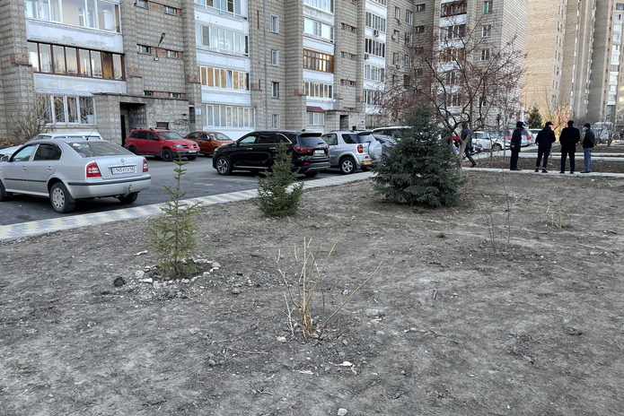 В Усть-Каменогорске новые детские площадки покрывают искусственным газоном